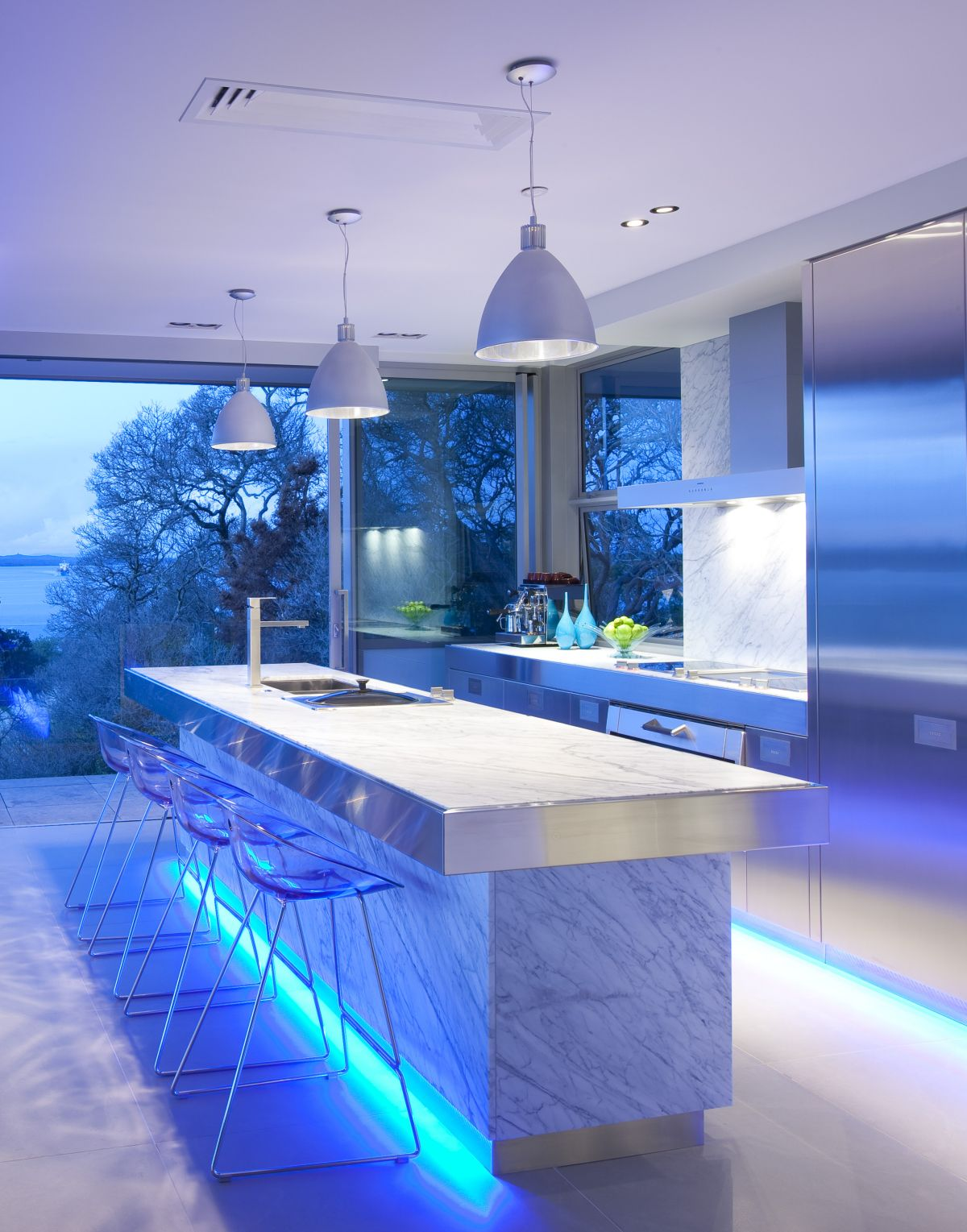Năm 2024, đèn LED trang trí bếp với nhiều màu sắc tươi sáng đã trở thành xu hướng trang trí gian bếp đang được nhiều gia đình lựa chọn. Với ánh sáng siêu sáng và tiết kiệm điện năng, chiếc đèn LED trang trí bếp sẽ làm cho gian bếp trở nên sang trọng và mới mẻ hơn bao giờ hết. Nhấn vào ảnh để tìm kiếm những mô hình đèn LED trang trí bếp tốt nhất cho căn bếp của bạn.