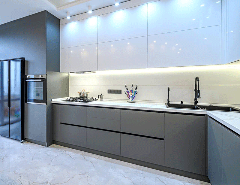 Với hệ thống ánh sáng thông minh đã giúp cho bộ tủ bếp Laminate xám – trắng bóng gương trở nên thật hiện đại