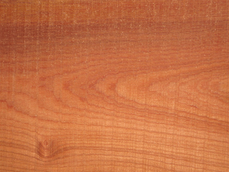 Bề mặt gỗ Xoan đào nhẵn mịn với vân gỗ đồng đều, đẹp mắt