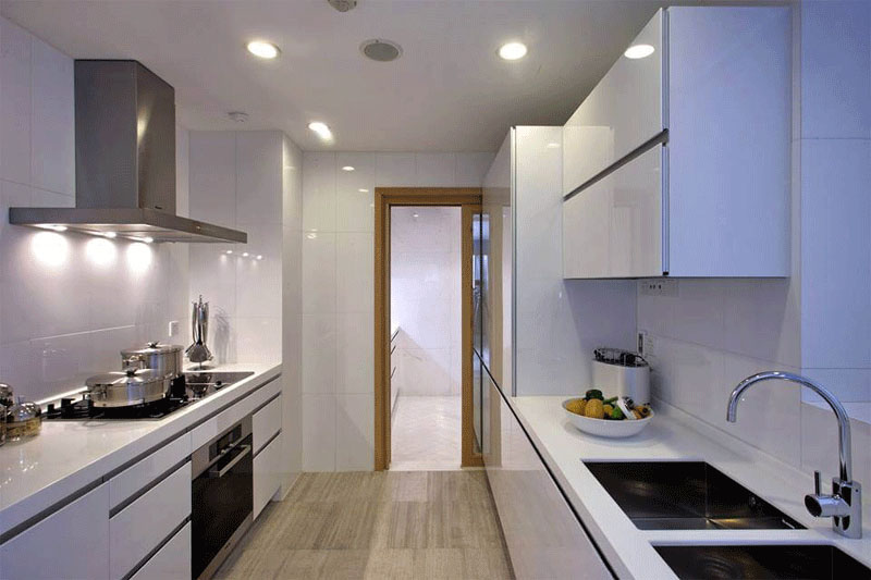 Tủ bếp nhựa song song được lắp đặt rất nhiều thiết bị hiện đại để tăng tính tiện nghi cho không gian bếp