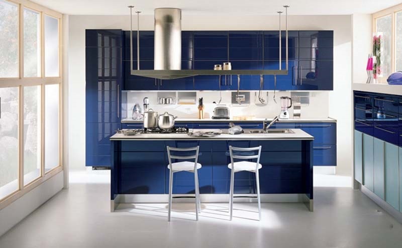 Tủ bếp nhựa chữ I với màu xanh navy sáng bóng vô cùng ấn tượng