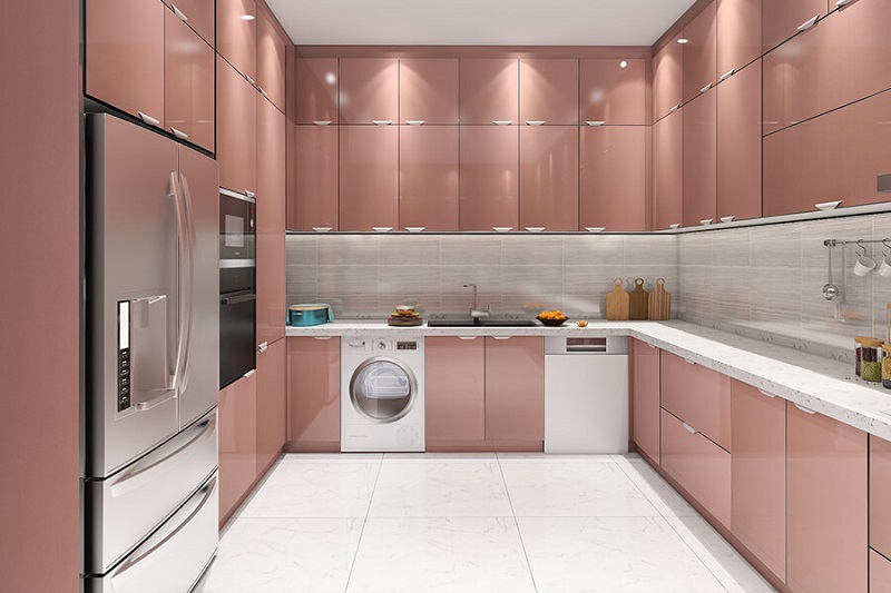 Không gian bếp đầy hiện đại với sắc hồng sáng bóng phủ trên toàn bộ bề mặt của tủ bếp nhựa chữ U