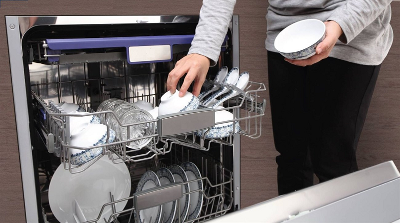Máy rửa chén là một thiết bị thông minh, hỗ trợ công việc vệ sinh của người nội trợ
