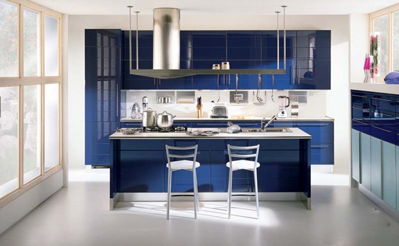 Chọn lớp phủ Acrylic màu xanh navy để làm nổi bật nét đẹp hiện đại, vô cùng bắt mắt cho tủ bếp gỗ công nghiệp