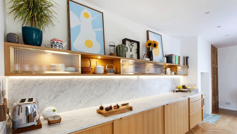 Hệ tủ bếp của tủ bếp gỗ công nghiệp trên với thiết kế tối giản được “nhấn nhá” bằng những tranh ảnh có họa tiết trẻ trung, tươi sáng