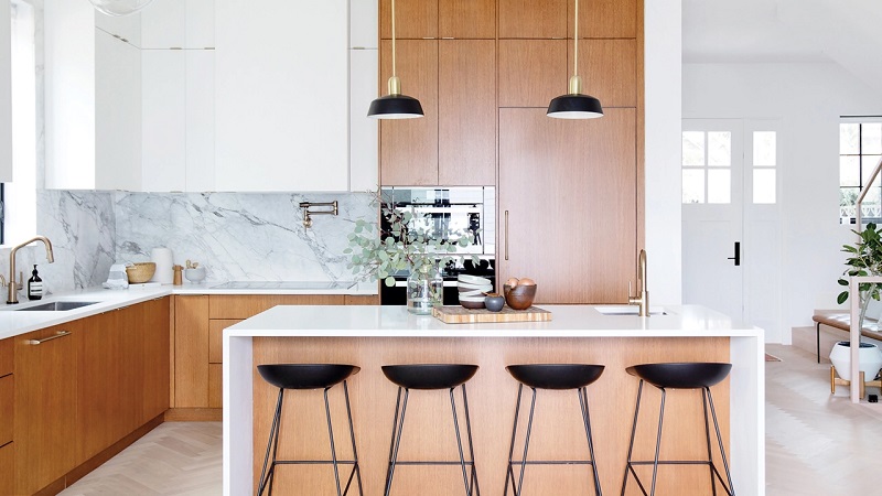 Tủ bếp với đường nét thiết kế tối giản kết hợp với bàn đảo đầy tiện nghi