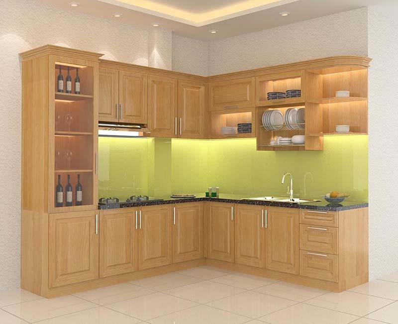 Tủ bếp gỗ Sồi màu nâu vàng được thiết kế với nhiều tiện nghi, nổi bật nhờ kính ốp bếp và đèn âm tường