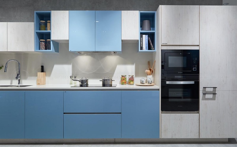 Mẫu tủ bếp nhựa với đường nét và cách phối màu xanh pastel – trắng hiện đại, nhiều công năng