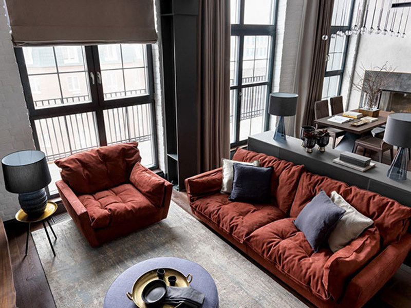Thiết kế ghế sofa màu đỏ cam nổi bật tạo điểm nhấn cho căn phòng